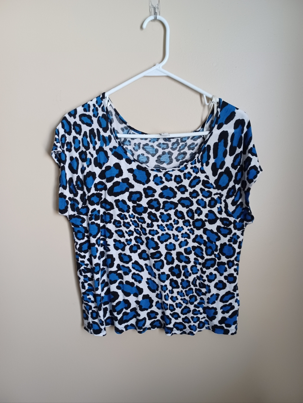 Women's Size Medium Forever 21 Leopard Print Rayon Blue White Black T-Shirt